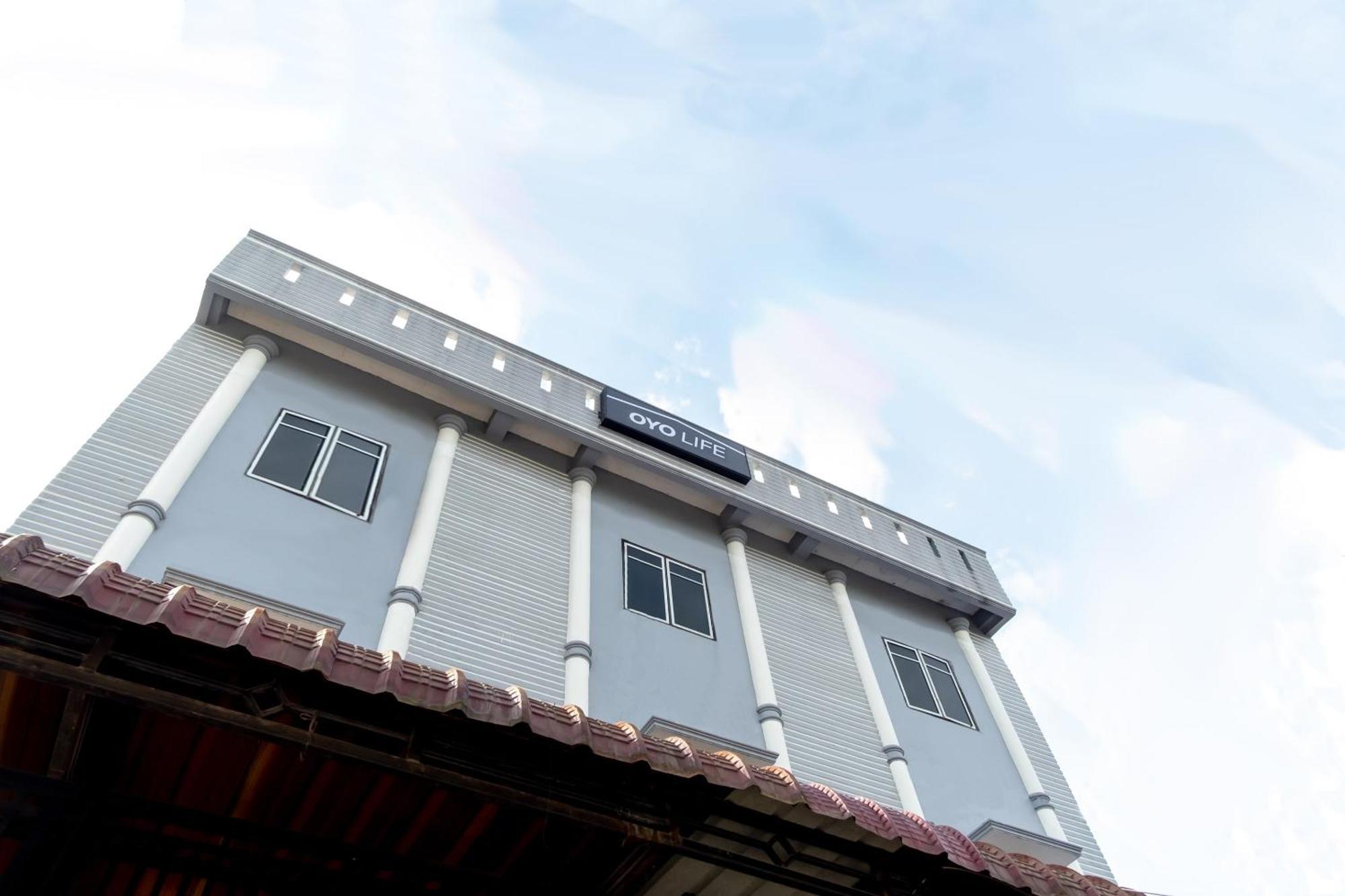 Oyo Life 1839 Samantha Kost Hotel Medan Exterior photo